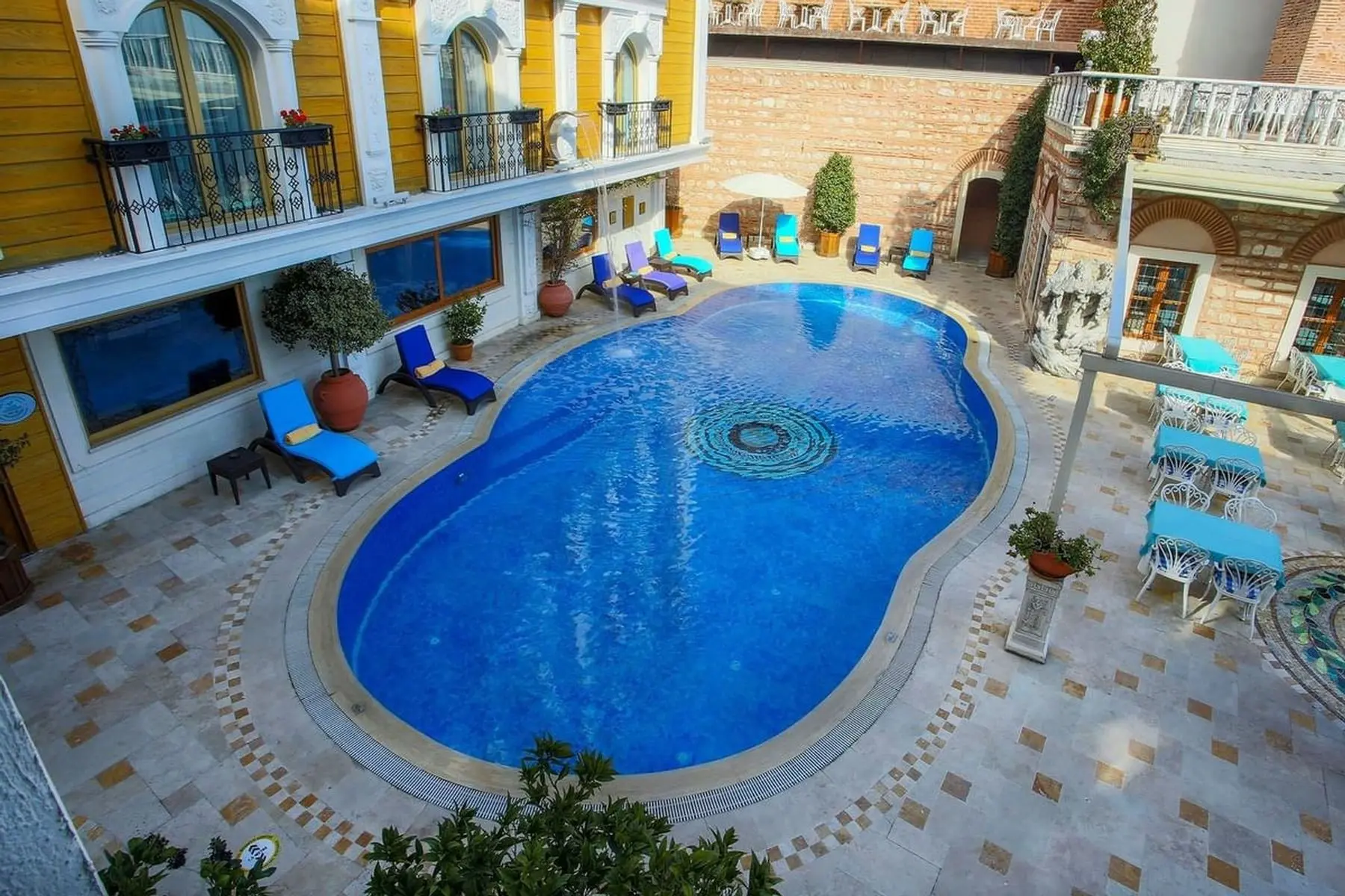 Basen w hotelu Seven Hills Palace and Spa