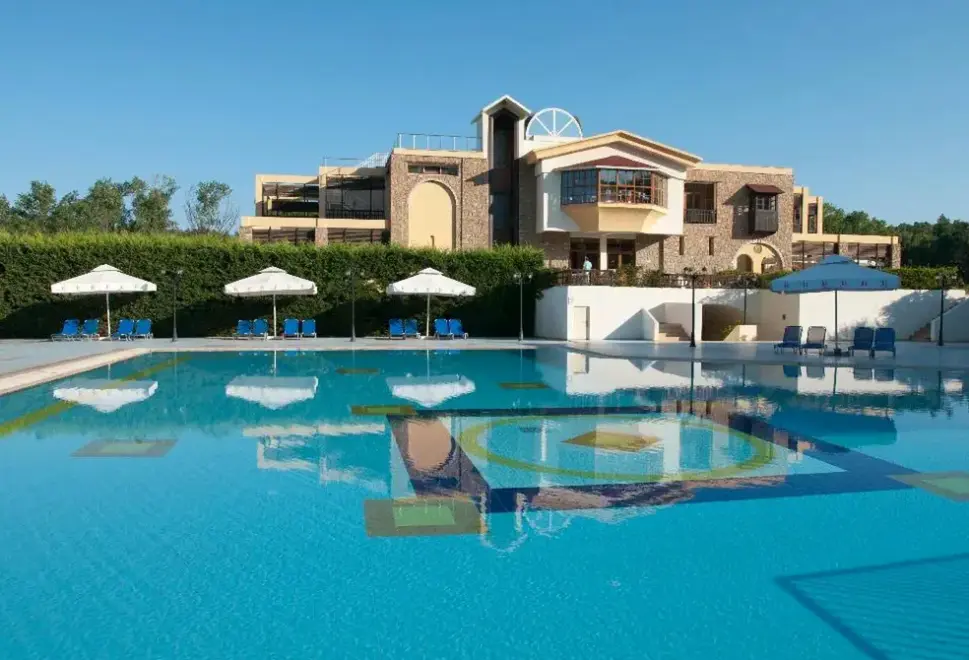 Basen w hotelu Simantro Resort