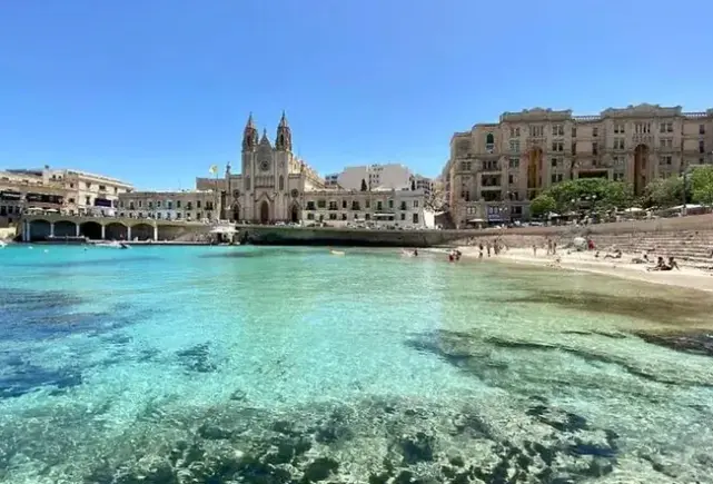 Plaża przy hotelu St Julian's Bay Hotel