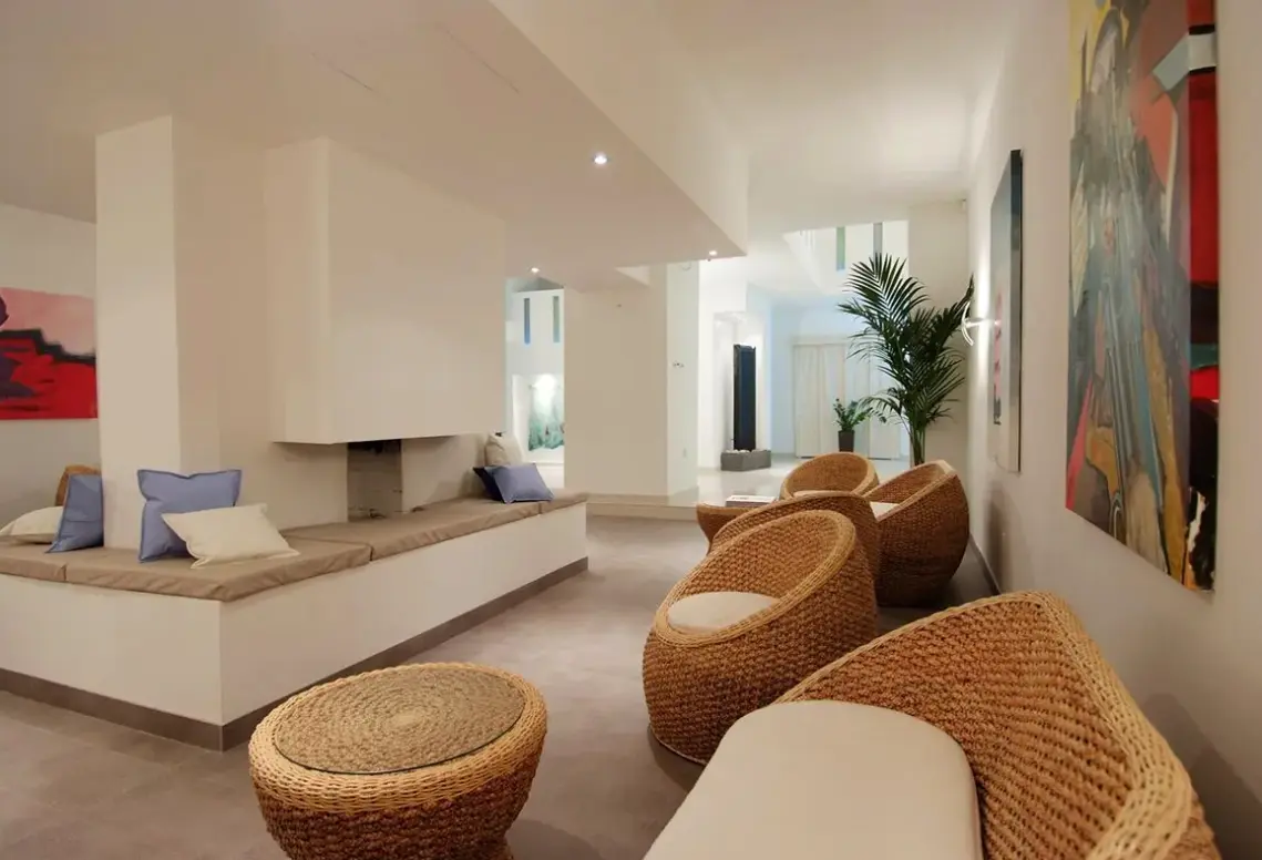 Lobby hotelu St Julian's Bay Hotel
