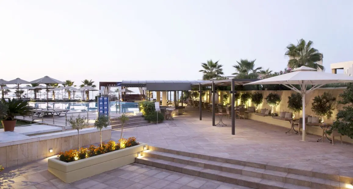 Basen w hotelu Thalassa Beach Resort