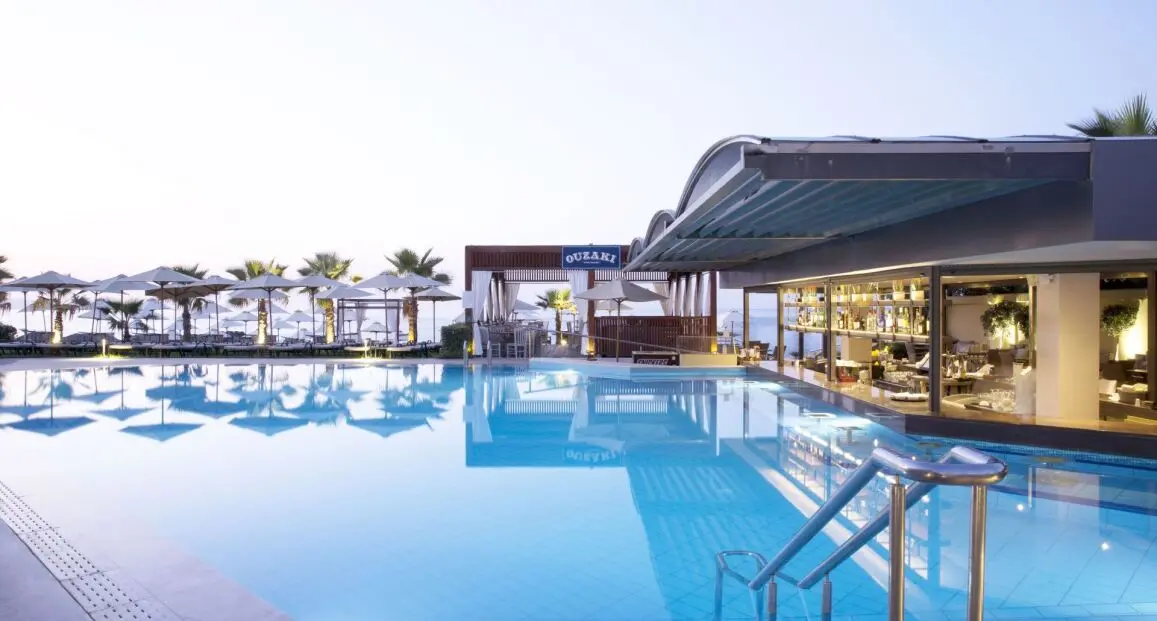 Basen w hotelu Thalassa Beach Resort