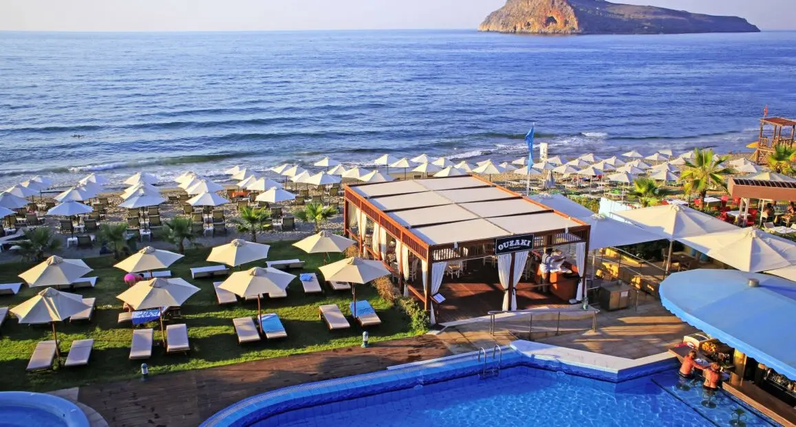 Basen w hotelu Thalassa Beach Resort