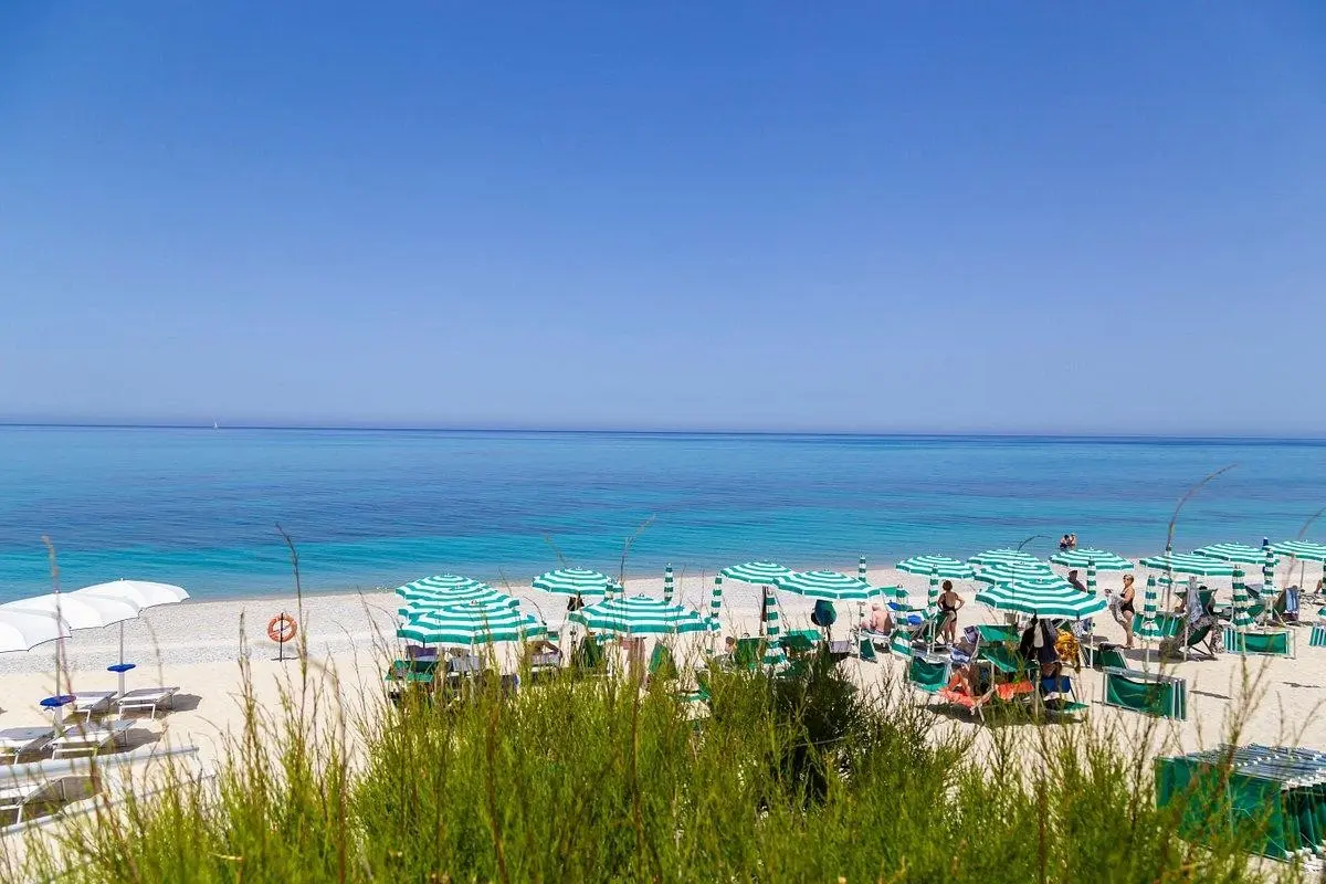 Tropis Hotel — TROPIS