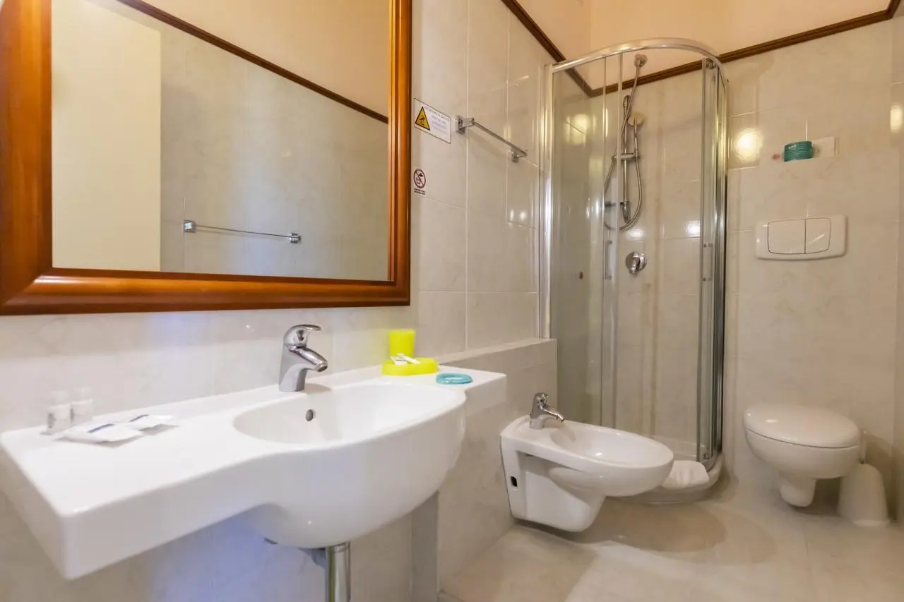 Tropis Hotel — TROPIS