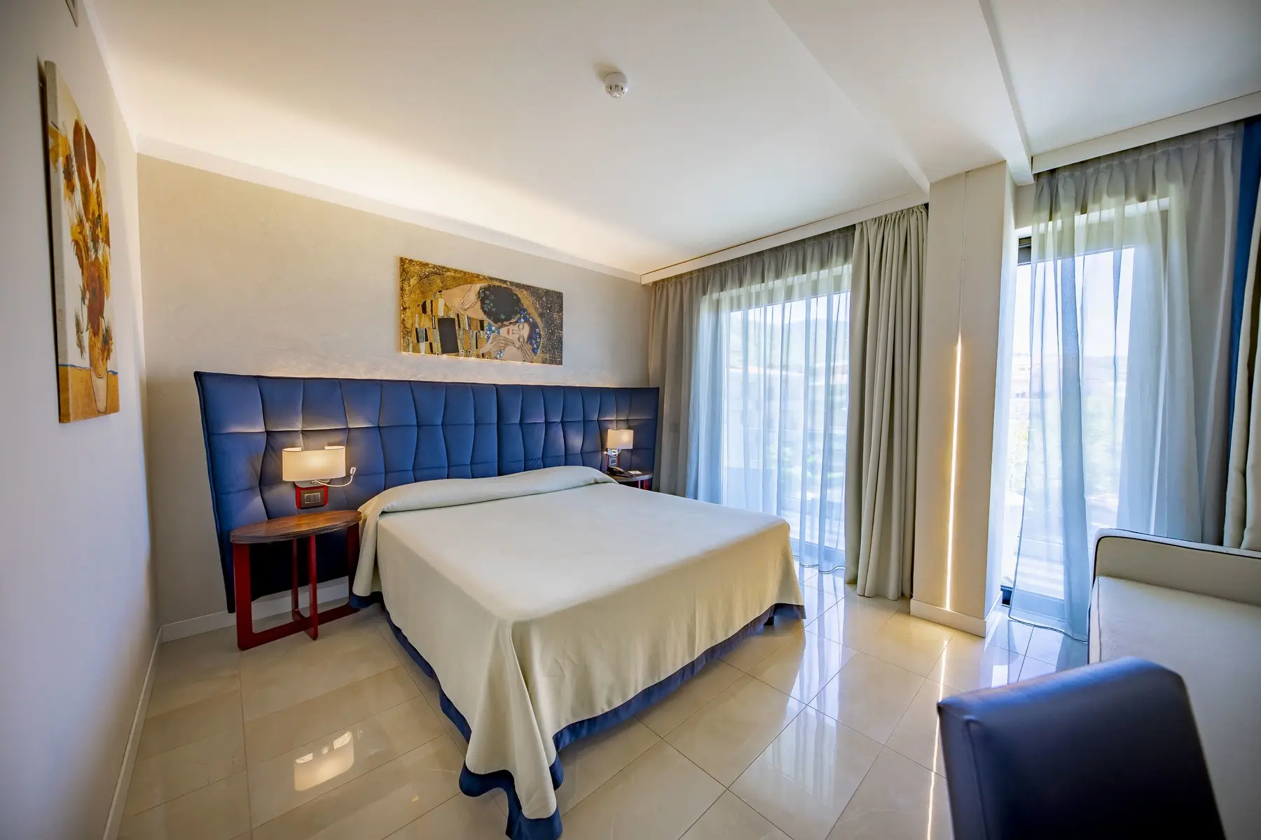 Victoria — VICTORIA PALACE