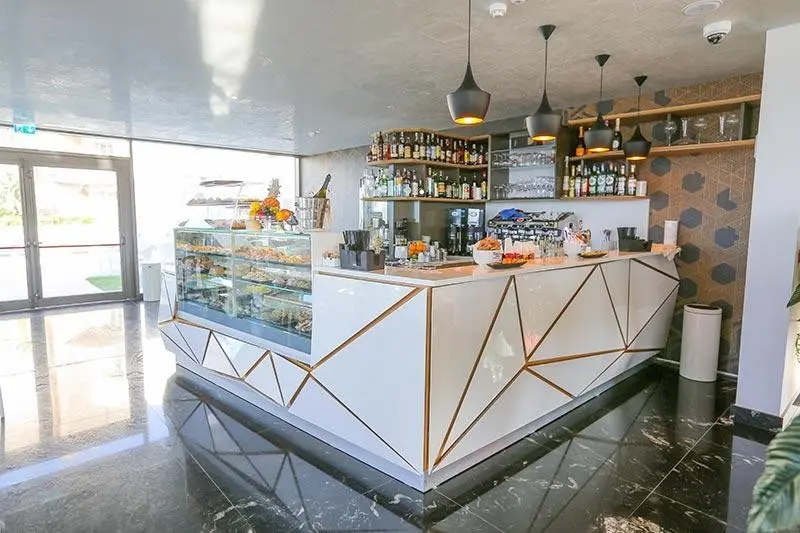 Victoria — VICTORIA PALACE