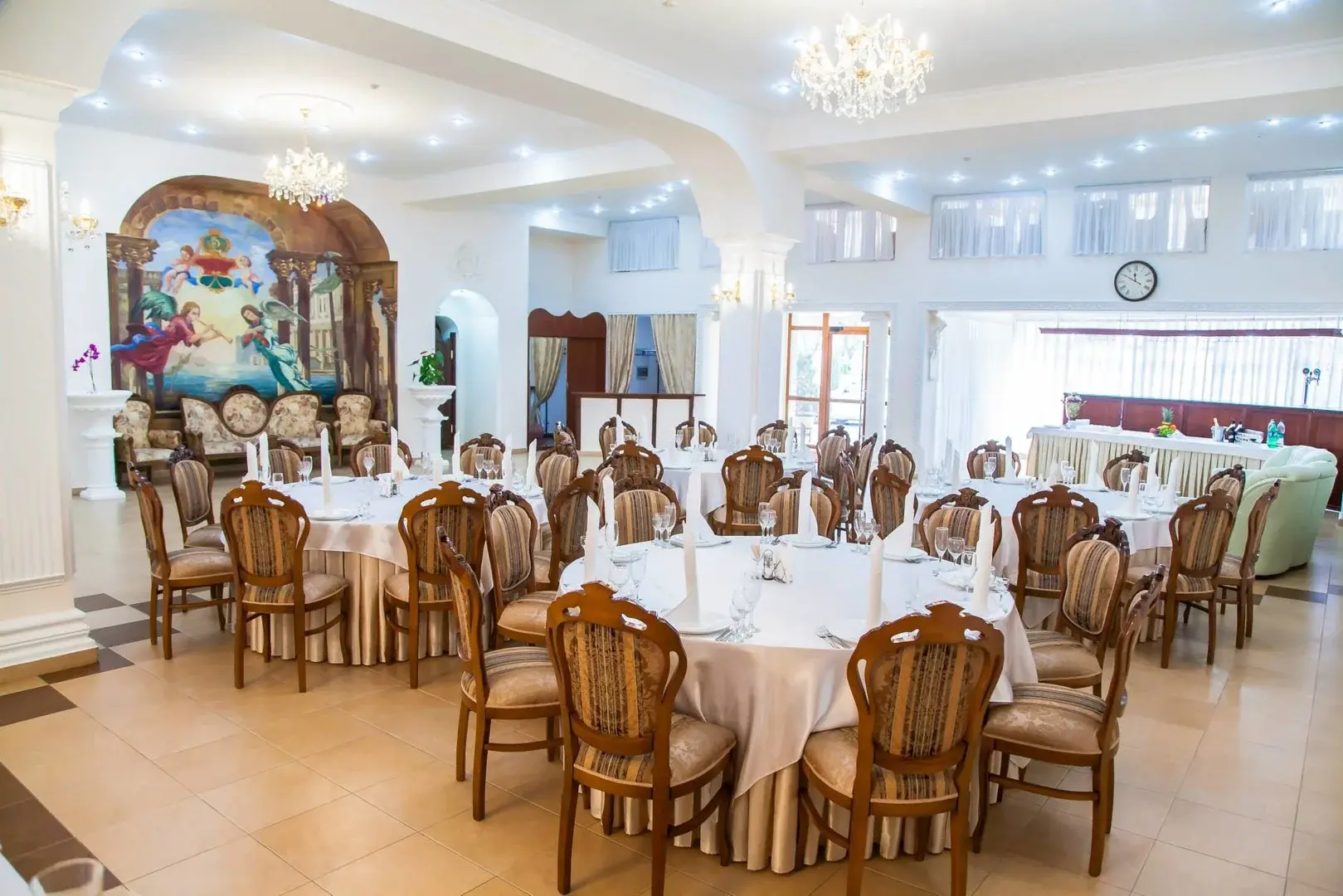 Restauracja i jedzenie w hotelu Villa Arus