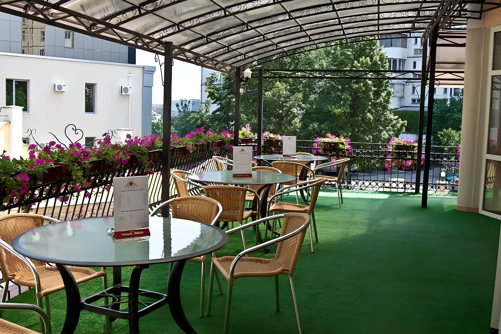 Restauracja i jedzenie w hotelu Villa Arus