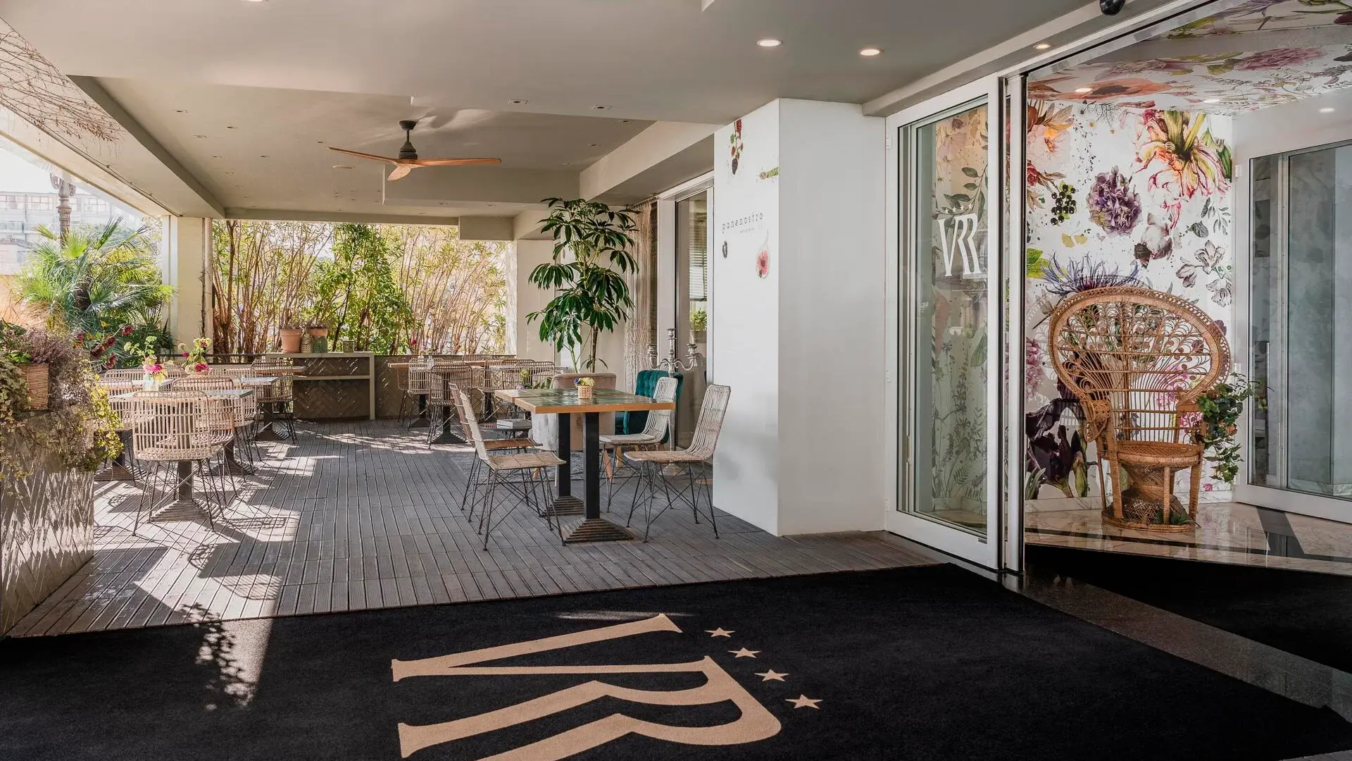 Restauracja i jedzenie w hotelu Villa Rosa Riviera
