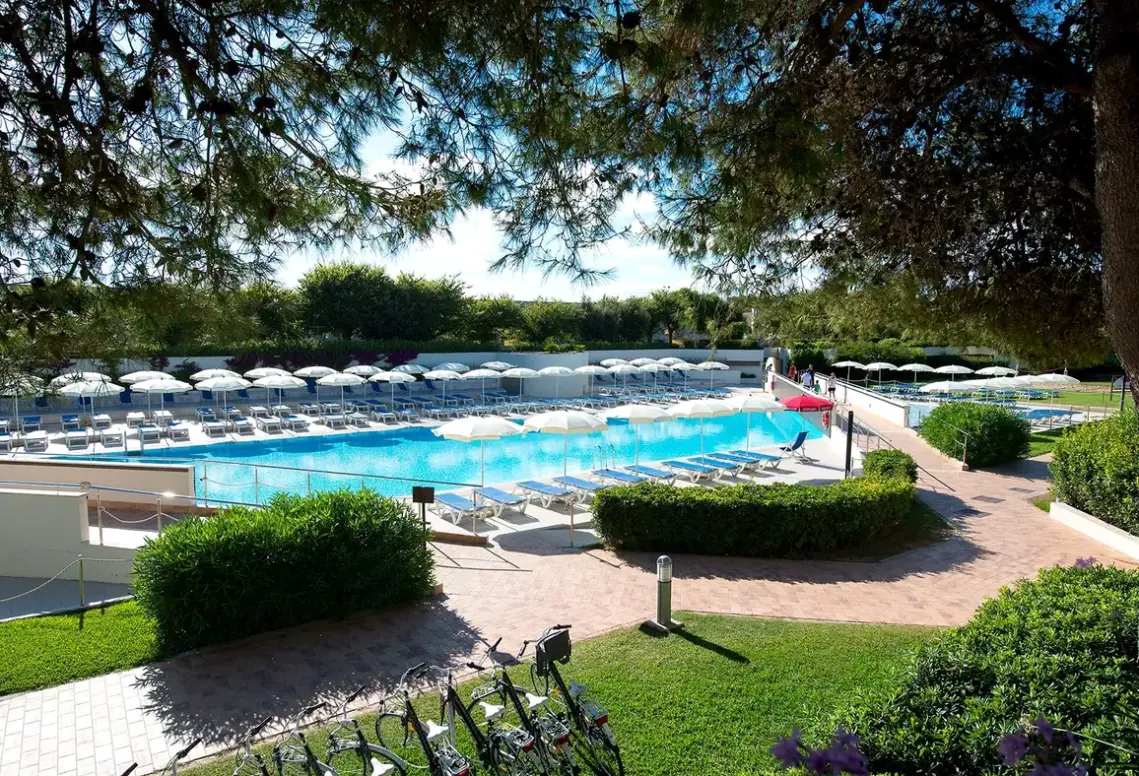Basen w hotelu Voi Alimini Resort