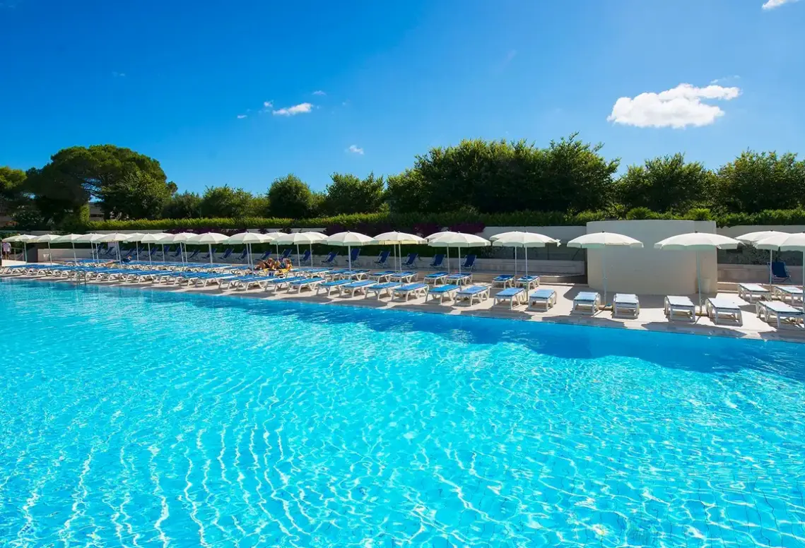 Basen w hotelu Voi Alimini Resort