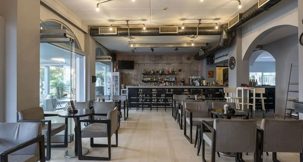 Restauracja i jedzenie w hotelu Zephyros Hotel
