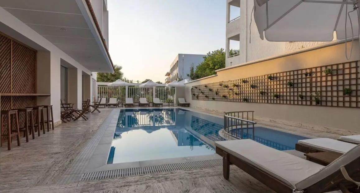Basen w hotelu Zephyros Hotel