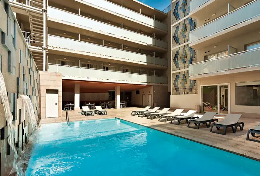 Basen w hotelu 4R Miramar Calafell