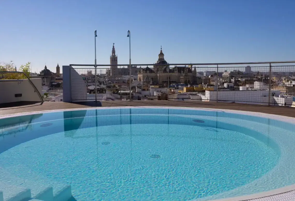 Basen w hotelu Abba Sevilla Hotel