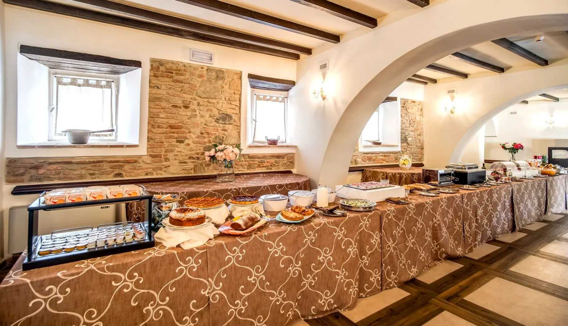 Restauracja i jedzenie w hotelu Abbazia Collemedio Resort & Spa
