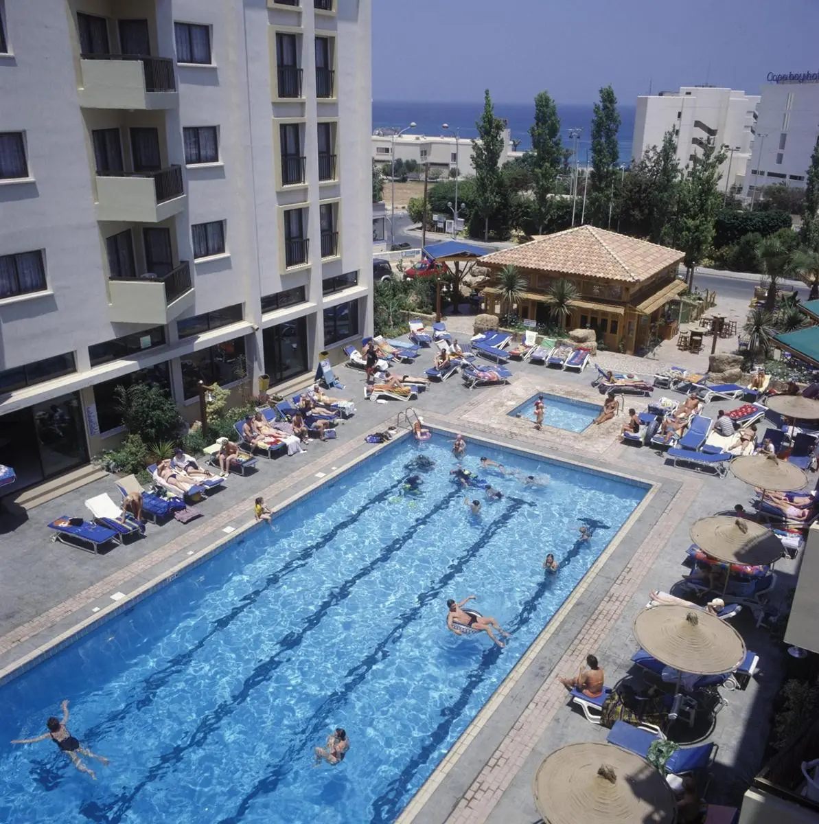 Basen w hotelu Alva Hotel Apartments