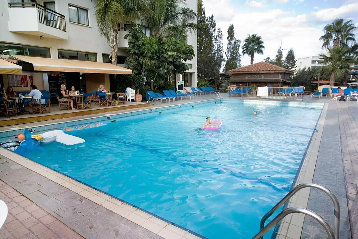 Basen w hotelu Alva Hotel Apartments