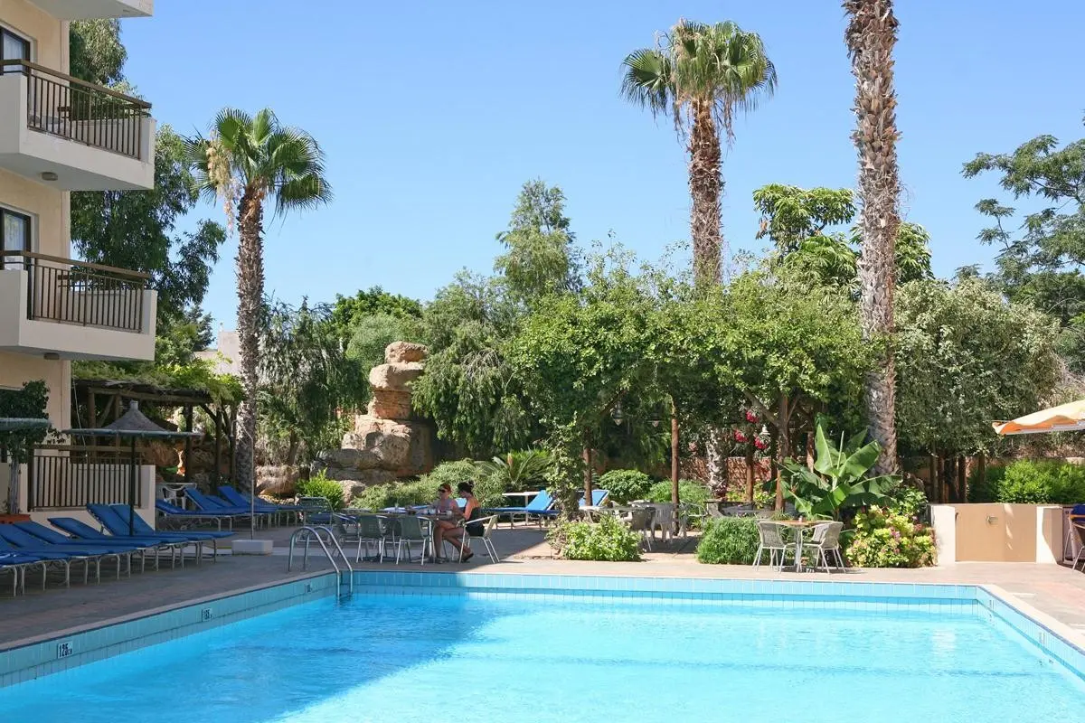 Basen w hotelu Alva Hotel Apartments