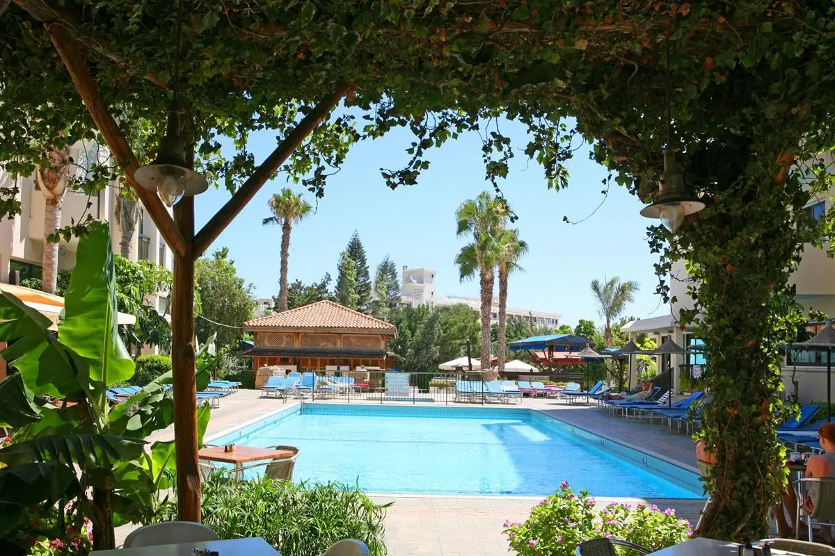 Basen w hotelu Alva Hotel Apartments