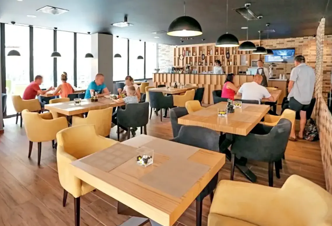 Restauracja i jedzenie w hotelu Alvin Comfort