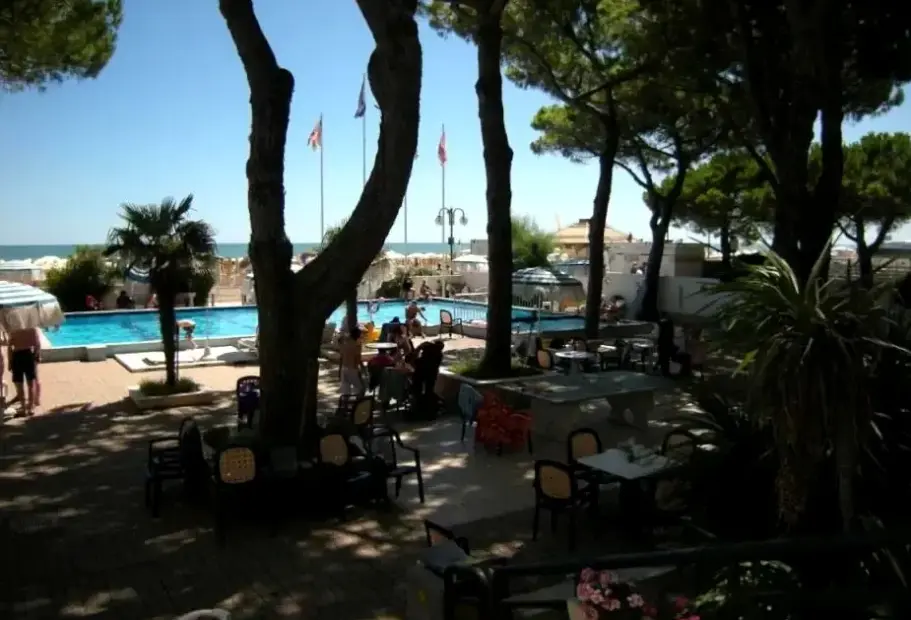 Basen w hotelu Ambasciatori Palace