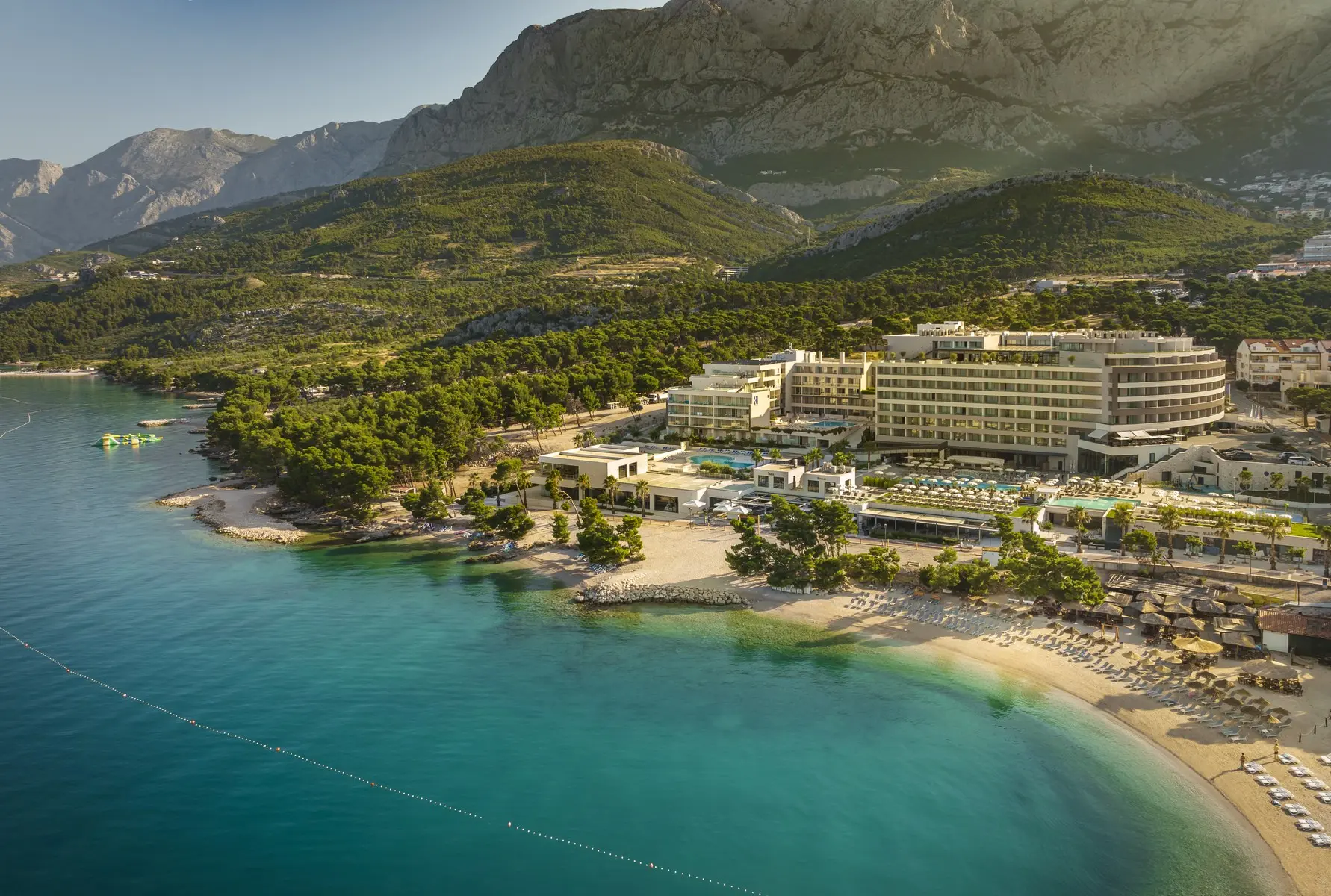 Plaża przy hotelu Aminess Khalani Beach Hotel