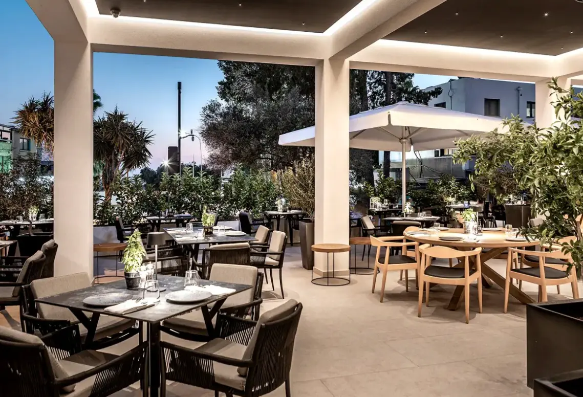 Restauracja i jedzenie w hotelu Anemi Hotel & Suites