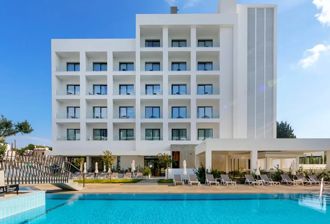 Basen w hotelu Anemi Hotel & Suites