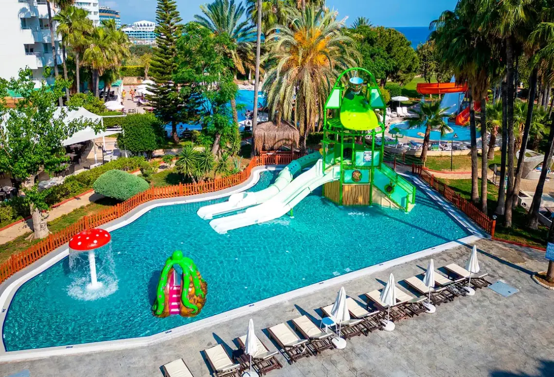 Basen w hotelu Aventura Park