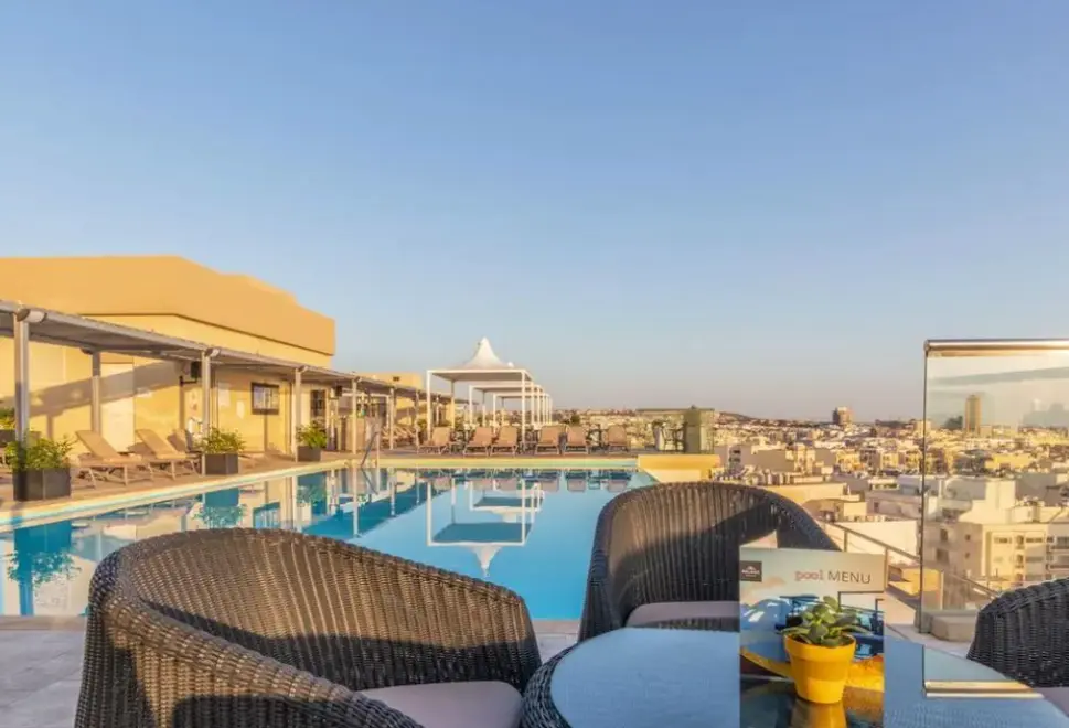 Basen w hotelu AX the Palace