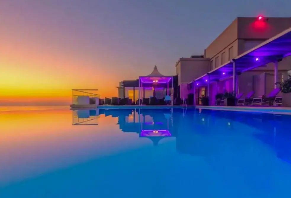 Basen w hotelu AX the Palace