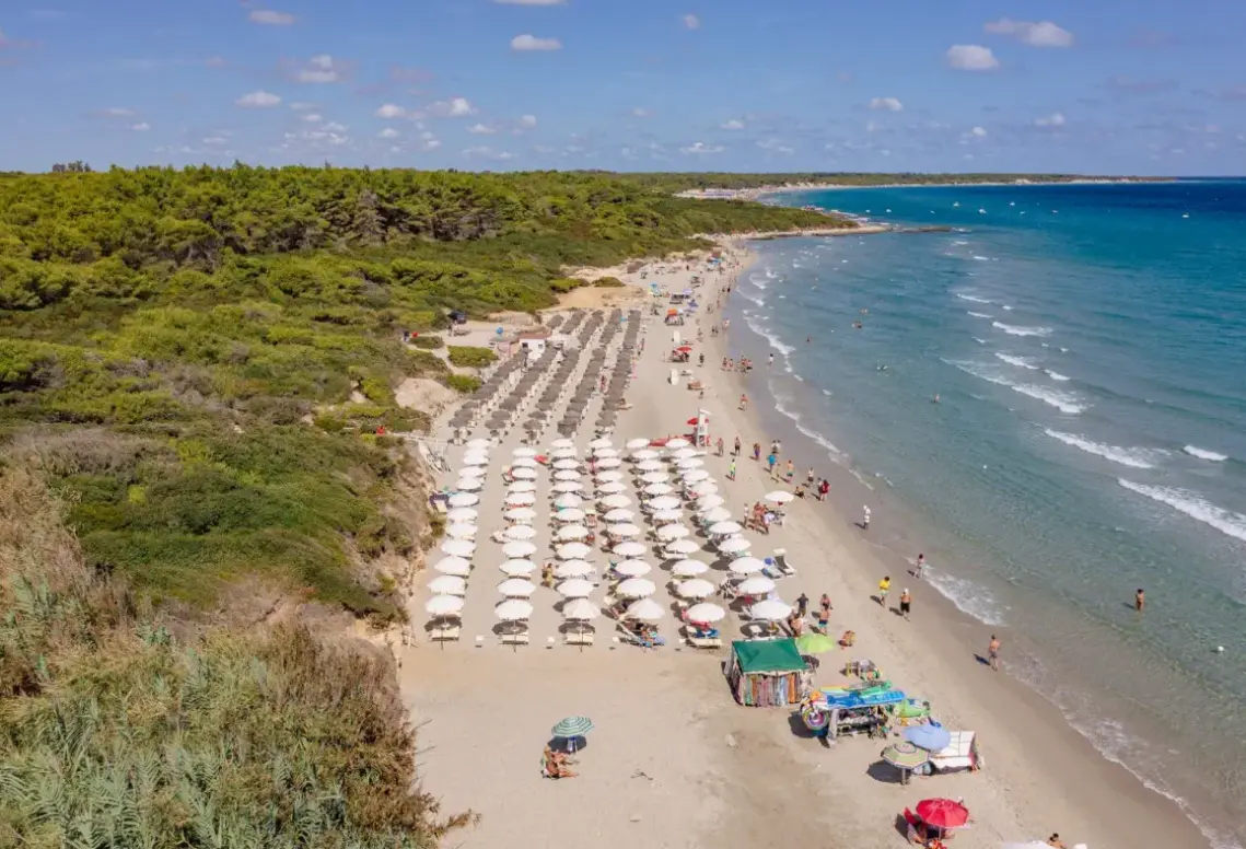 Plaża przy hotelu Baia dei Turchi Resort