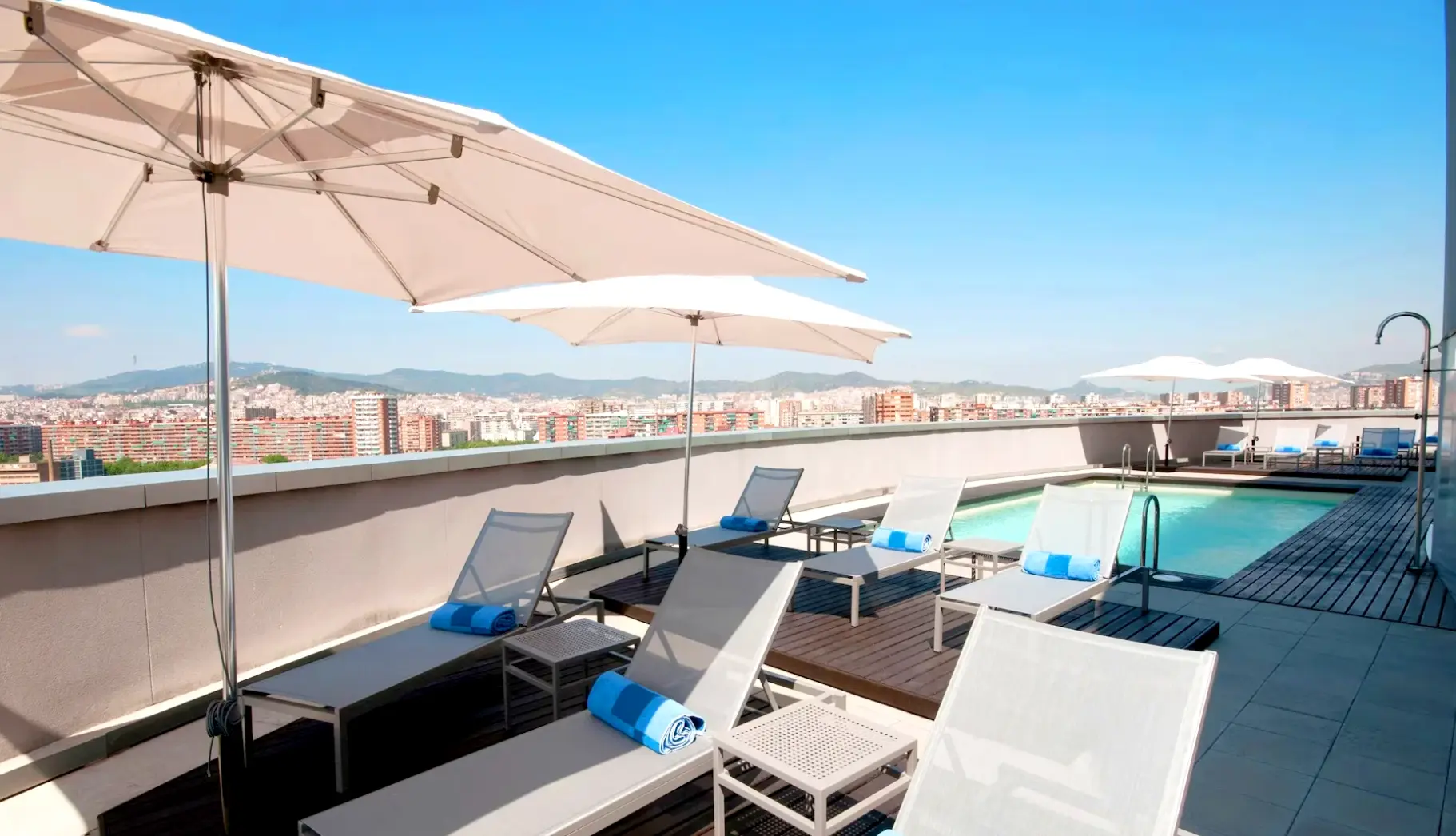 Basen w hotelu Barcelona Condal Mar Affiliated by Meliá