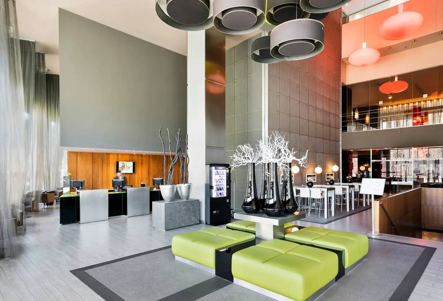 Lobby hotelu Barcelona Condal Mar Affiliated by Meliá