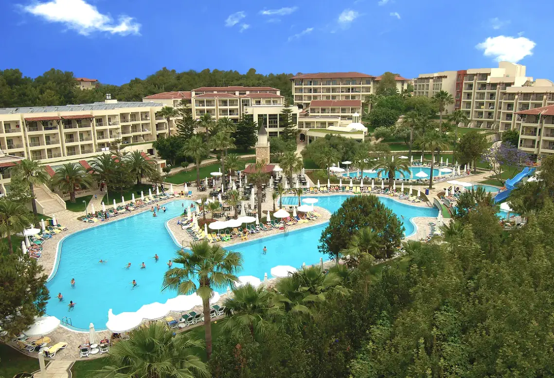 Basen w hotelu Barut Hemera