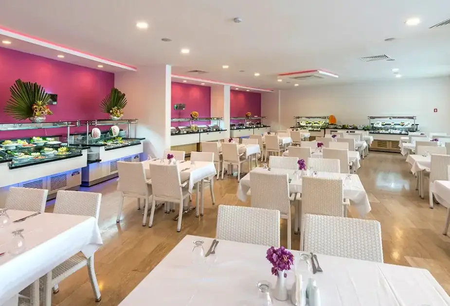 Restauracja i jedzenie w hotelu Bendis Beach