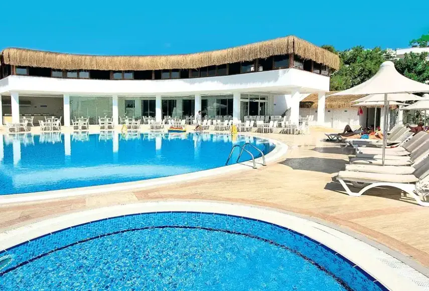 Basen w hotelu Bendis Beach