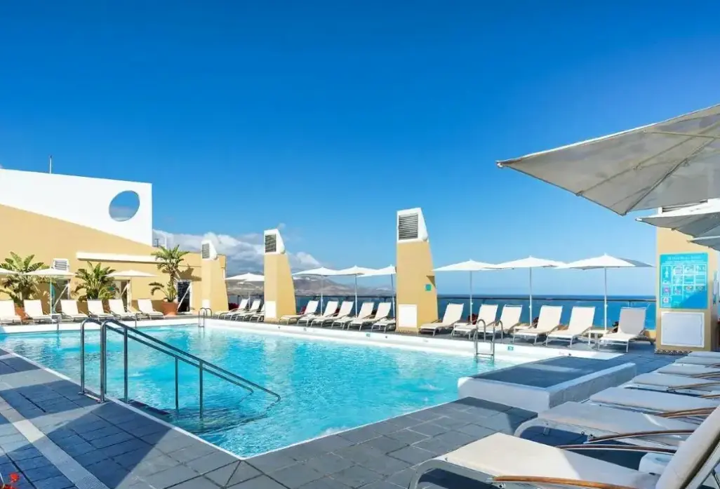 Basen w hotelu Bull Reina Isabel & Spa
