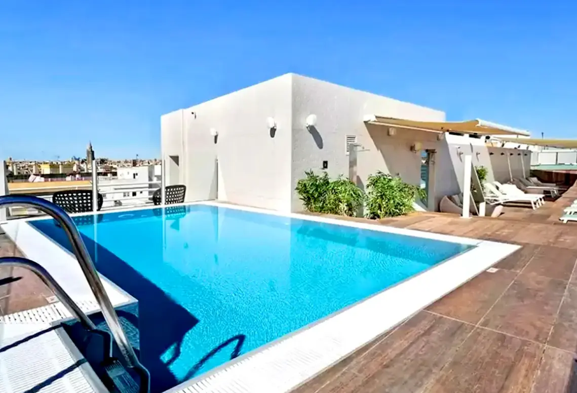 Basen w hotelu Catalonia Santa Justa