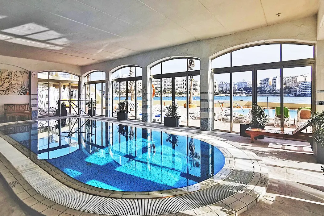 Basen w hotelu Cavalieri Art Hotel