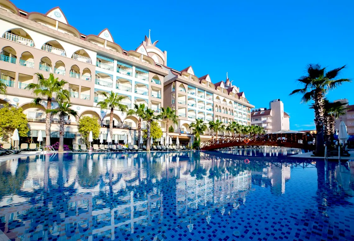 Basen w hotelu Crown Palace