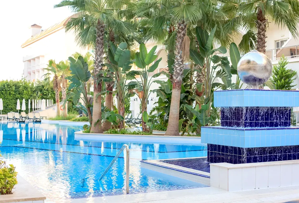 Basen w hotelu Crown Palace