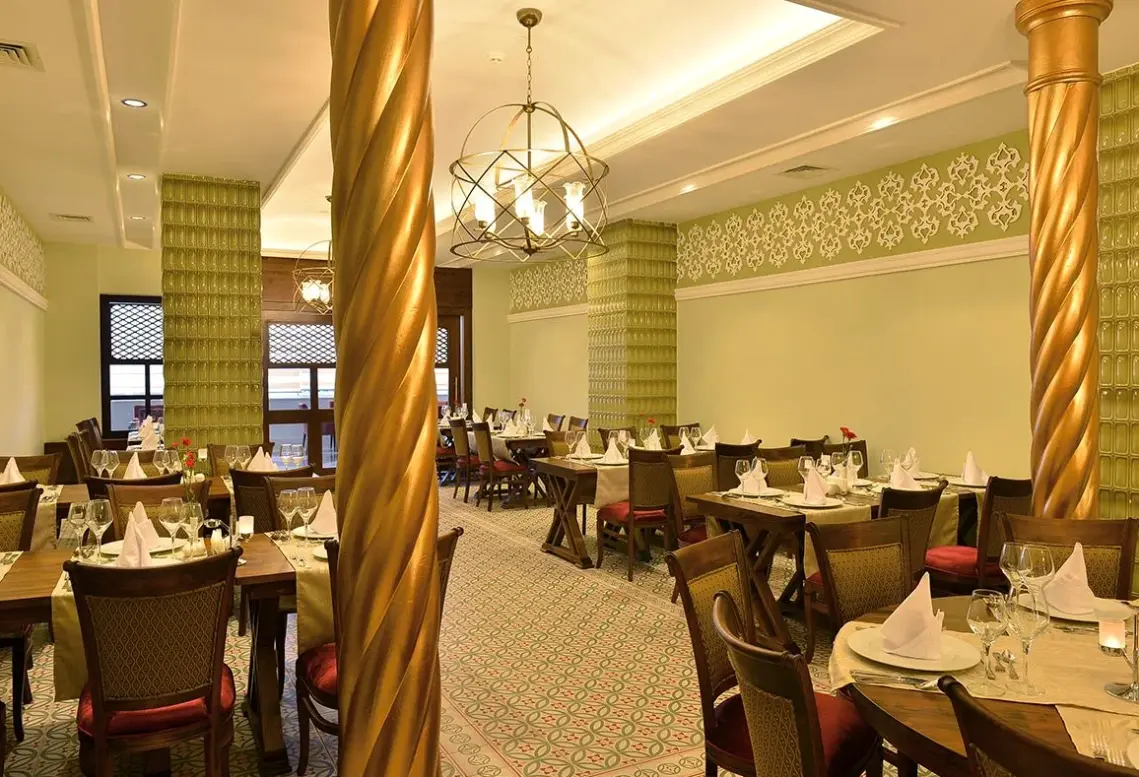 Restauracja i jedzenie w hotelu Crown Serenity