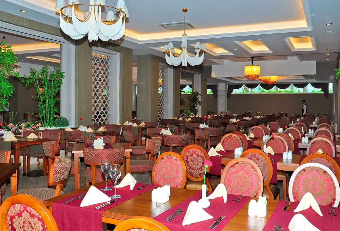 Restauracja i jedzenie w hotelu Crown Serenity
