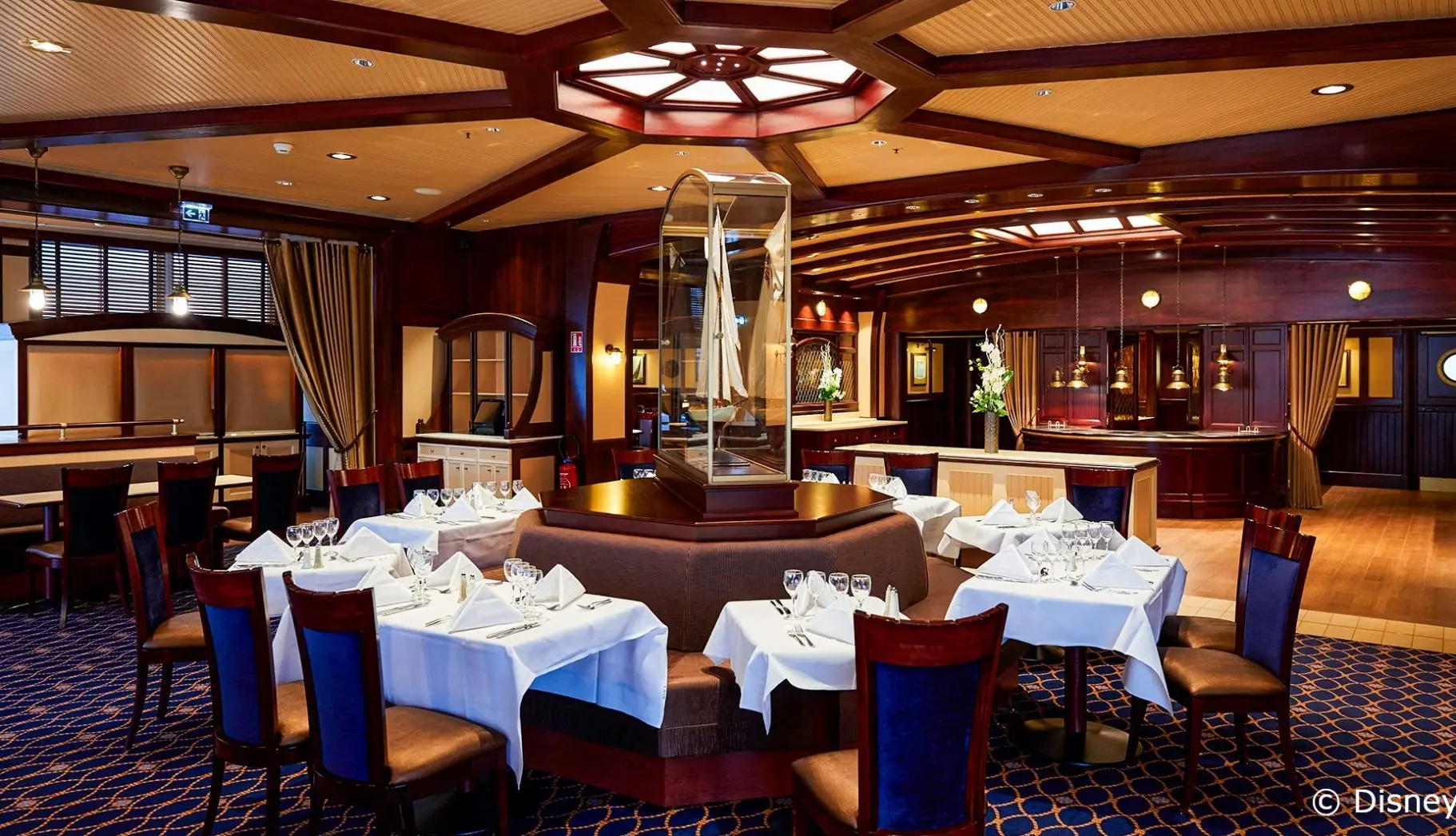 Restauracja i jedzenie w hotelu Disney Newport Bay Club