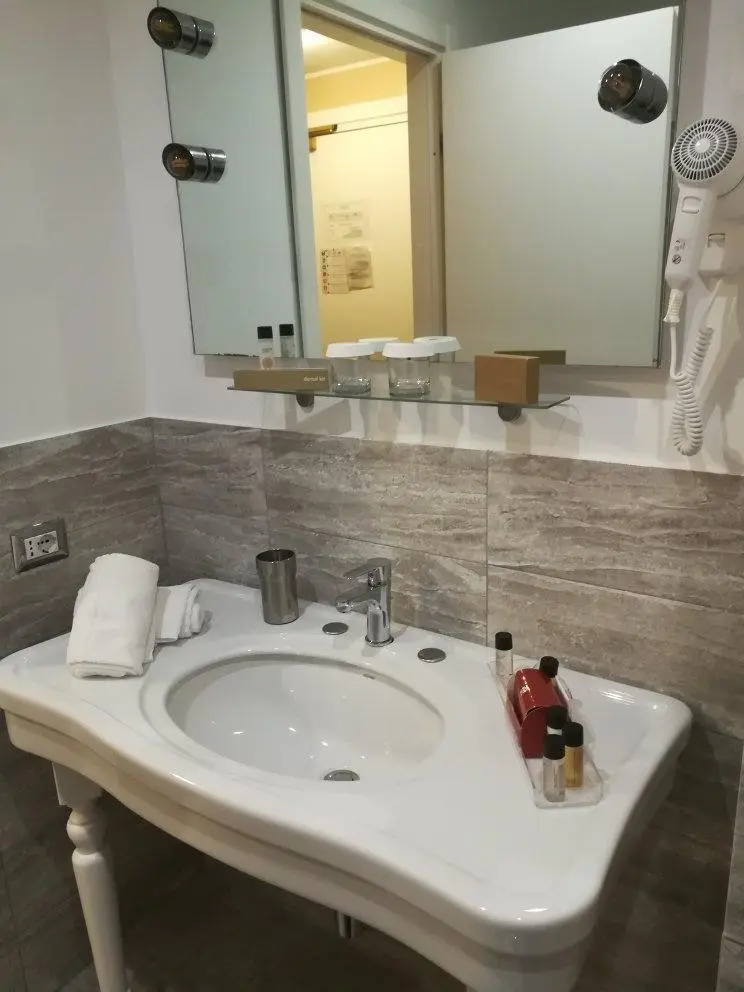 Łazienka w pokoju hotelu Excelsior Palace Hotel
