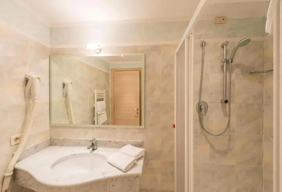 Łazienka w pokoju hotelu Garda Bellevue