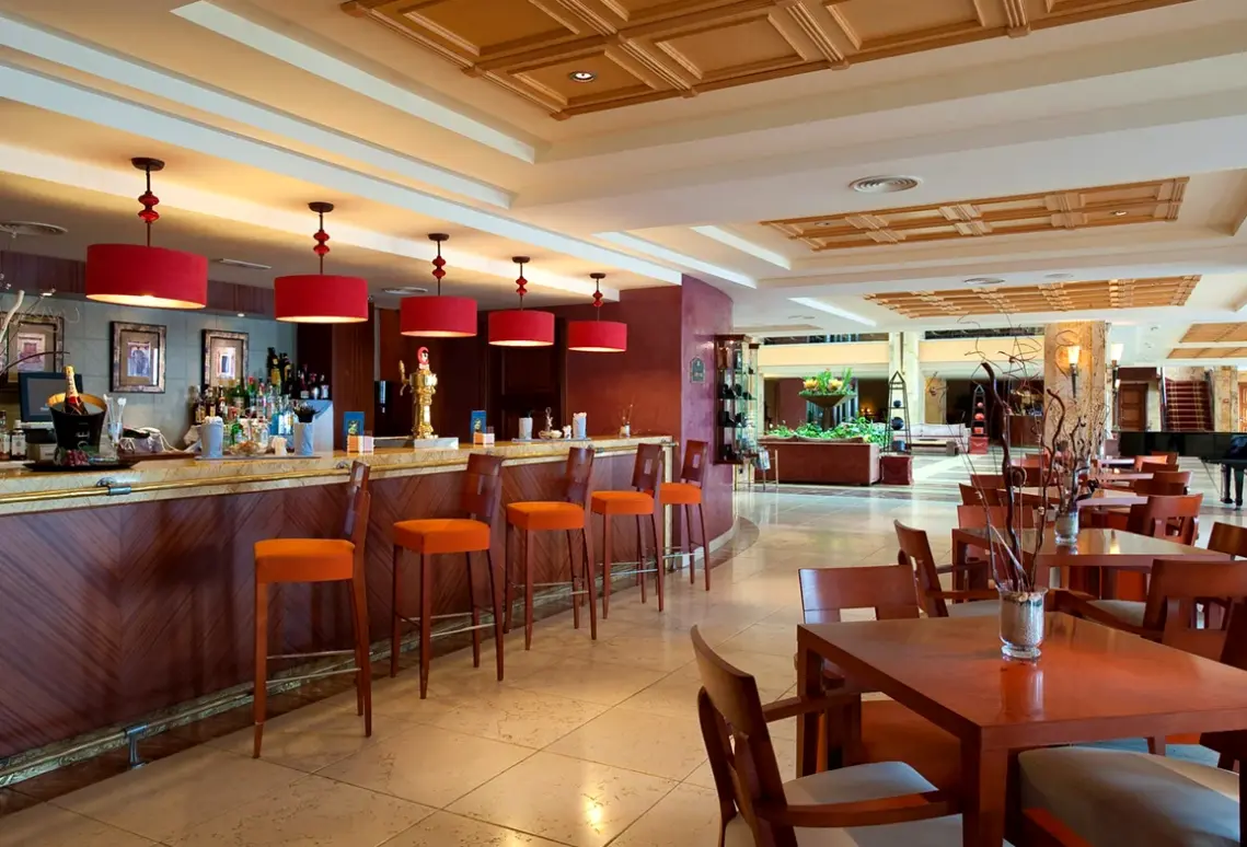 Restauracja i jedzenie w hotelu Gran Elba Estepona & Thalasso Spa